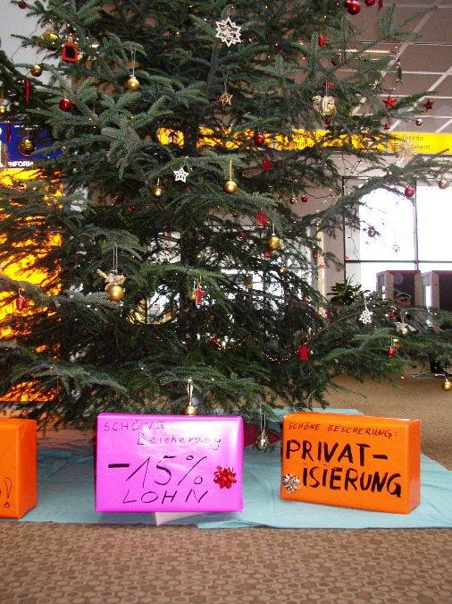 Der Weihnachtsbaum in der Westhalle im Uniklinikum Göttingen. Nach Personalabbau und Arbeitsverdichtung in den letzten Jahren schreibt das Klinikum schwarze Zahlen. Finanzvorstand Barbara Schulte plant dennoch Lohnabsenkungen!
